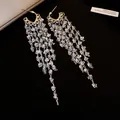 Vue détaillée de boucles d'oreilles argentées à pampilles et cristaux scintillants - Argent