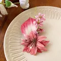 Dettaglio del fermaglio per capelli con giglio artificiale e petali rosa su piatto - Fermagli per capelli a becco d'anatra / Rosa
