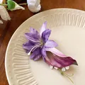 Primo piano di un fermaglio per capelli a fiore sfumato viola e rosa su un piatto beige - Fermagli per capelli a becco d'anatra / Viola