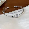 Primer plano de brazalete plateado de doble capa con detalles de corazón y circón. - Estilo de Corazón e Infinito de Doble Capa (HB5266) / Plateado