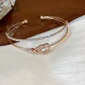 Detalle de una pulsera de dos capas en oro rosa con un corazón de circonitas brillantes. - Estilo de Corazón e Infinito de Doble Capa (HB5266) / Rosa oro