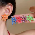 Orecchini a perno a fiore colorati fatti a mano con aghi d'argento e smalto colorato - Colorato