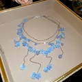 Detailansicht des hellblauen floralen mehrlagigen Perlen-Chokers mit Silberketten - Mehrlagiger Floraler Stil / Blau