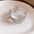 Detailansicht eines eleganten silbernen Blumen-Armreifs mit filigranen Blütenblättern. - Silber