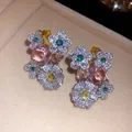 Gros plan de boucles d'oreilles fleurs avec des zircons colorés dans un écrin à bijoux - Grappe de Fleurs Multicolores (HE34193) / Argent