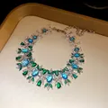 Exquisite Detailaufnahme einer Vintage-Blumenkette mit blauen und grünen Zirkonia-Steinen - Armband / Silber-Blau-Grün