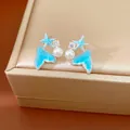 Dettaglio di orecchini a coda di sirena con stella marina e perle bianche eleganti - Stella Marina (HE33991) / Blu