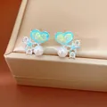 Vista dettagliata degli orecchini a cuore in argento con stella marina, zircone e perla - Cuore (HE33992) / Blu