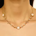 Collier doré élégant avec trèfles à cinq feuilles en émail blanc et étoiles sur modèle. - Collier (12412) / Périmètre 38+5cm / Or (Fleur Blanche)
