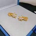 Nahaufnahme von goldenen Stern-Ohrclips mit funkelnden Strasssteinen - 流星五角星耳夹 / 1 Paar Packung / Gold