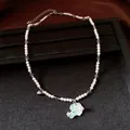 Collier de perles élégant avec un pendentif chiot vert clair et détails floraux - Collier