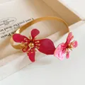 Künstlerischer rosa Emaille-Blumen-Armreif in elegantem Gold-Finish für stilvolle Damen - Gold-Rosarot