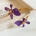 Eleganter goldener Armreif mit zwei violetten Emaille-Blumen, minimalistischer Schmuck für Damen - Gold-Lila