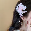 Dettaglio della molletta per capelli con fiori in tessuto rosa e perle pendenti - Clip a Becco d'Anatra (Pezzo Singolo) / Rosa
