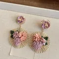 Elegantes pendientes largos con flores de tela y discos solares dorados bohemios. - Púrpura