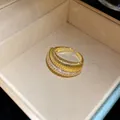 Gros plan de la bague ouverte nervurée plaquée or 14 carats avec oxydes de zirconium. - Bague Ouverte Texturée (HR3596) / Or