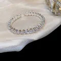 Primer plano de un elegante brazalete abierto geométrico chapado en oro de 14K - 4# Pulsera-Plata