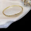 Vista detallada de brazalete chapado en oro 14K con brillantes cristales de circonita pavé. - 1# Pulsera-Dorado