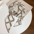 Primer plano detallado de una bufanda de gasa con estampado de cuadros vintage - Estilo de Cuadros (HN11408) / Blanco Marrón
