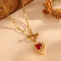 Detail eines roten Herzanhängers an einer goldenen Edelstahl-Büroklammerkette. - Rote Strass-Herzkette OT (T071)