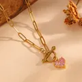 Nahaufnahme der goldenen Edelstahlkette mit rosa Herzanhänger und OT-Verschluss - Rosa Strass-Herzkette OT (T076)