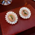 Gros plan de boucles d'oreilles vintage avec cristaux, pierres roses et fleurs séchées - Floral Crystal (33#) / Plaqué Or Rose