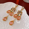Vue détaillée de boucles d'oreilles vintage avec pierres pêches et motifs célestes - Long Drop Earrings (34#) / Plaqué Or Rose