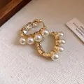 Detailansicht französischer Vintage-Ohrringe mit Kunstperlen und Kristallen in Gold - Französisches Retro Perle Ohrstecker / Gold-Weiß