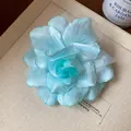 Detailansicht einer zarten blauen Stoffblumen-Haarspange mit dekorativen Elementen. - Entenschnabel-Clips / Grün