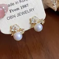 Eleganti orecchini a fiore e perla placcati in oro 18 carati con zircone lucido e perla. - Fiore Perla (Placcato Oro Vero) / Oro-Bianco