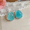 Dettaglio di eleganti orecchini a lobo in acrilico blu a forma di goccia d'acqua - Stile Perno in Argento / Argento-Blu
