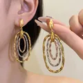 Elegantes pendientes colgantes de aro ovalados retorcidos de triple capa en oro y plata - Combinación Tricolor