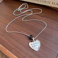 Vista dettagliata della collana con ciondolo a cuore argento e una perla nera decorativa - Ciondolo Cuore in Ossidiana / Argento