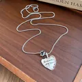 Dettaglio della collana con pendente a cuore d'argento con perla in pietra e dedica - Pendente Cuore con Diaspro Dalmata / Argento