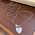 Vista dettagliata del ciondolo a cuore in argento martellato con incisione. - Ciondolo Cuore in Opale / Argento