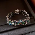 Gros plan d'un bracelet de style cour vintage avec des pierres précieuses multicolores - Bracelet Cour Vintage (HB6045) / Multicolore (Base Noir Fusil)