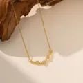 Elegante collar de acero de titanio dorado con flores de circón sobre fondo de madera natural - Collar Redondo Simple (9171) / Dorado