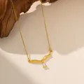 Primer plano de un collar de acero de titanio dorado con un colgante de circonita en gota. - Collar de Diamante de Gota de Agua Envuelto (9167) / Dorado