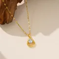 Detalle de un colgante de gota de oro con circón brillante de estilo de lujo - Collar Gota de Agua con Diamante Único (9114) / Dorado