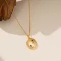 Vista detallada del collar de acero de titanio dorado con colgante de estrella azul y luna - Collar Estrella Luna con Circonita Azul (9116) / Dorado