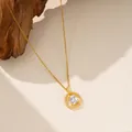 Elegante collar de acero de titanio con colgante de circón rectangular en oro. - Collar Cuadrado con Diamante Único (9118) / Dorado