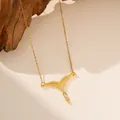 Detalle de colgante en V dorado con circonitas sobre cadena de acero inoxidable - Collar en V de Doble Capa (9158) / Dorado