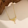 Detalle de collar de acero de titanio dorado con un colgante geométrico de circonitas. - Collar de Gota de Agua Cruzada con Estrás (9160) / Dorado