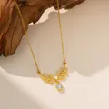 Detalle de collar de acero de titanio dorado con colgante de hoja de circonita y cristal - Collar de Laurel con Diamante Único (9161) / Dorado