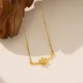 Vista detallada de un collar de flores de oro con piedras de circón muy brillantes - Collar de Flores Lineal (9163) / Dorado
