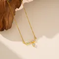 Primer plano de collar dorado con colgante de circonita brillante sobre madera - Collar de Diamante Redondo Lineal (9164) / Dorado
