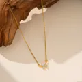 Detalle de collar de acero inoxidable dorado con colgante de flor de circón en madera. - Collar de Flor Pequeña (9166) / Dorado