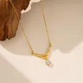 Primer plano de collar de acero de titanio dorado con colgante de circón curvo fino - Collar de Diamante Único en Forma de V Envuelto (9168) / Dorado