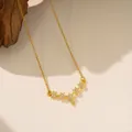 Primer plano de collar de acero de titanio con colgantes de flores de circón - Collar de Cinco Flores Pequeñas (9169) / Dorado