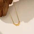 Vista detallada de un collar de acero inoxidable dorado con un colgante de tres zirconitas. - Collar de Tres Diamantes de Gota de Agua (9172) / Dorado